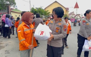 Polwan Polda Sumut bagikan sembako di Hari Jadi Polwan ke-77