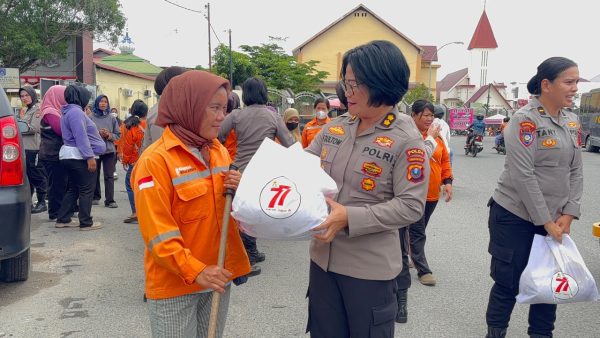 Polwan Polda Sumut bagikan sembako di Hari Jadi Polwan ke-77
