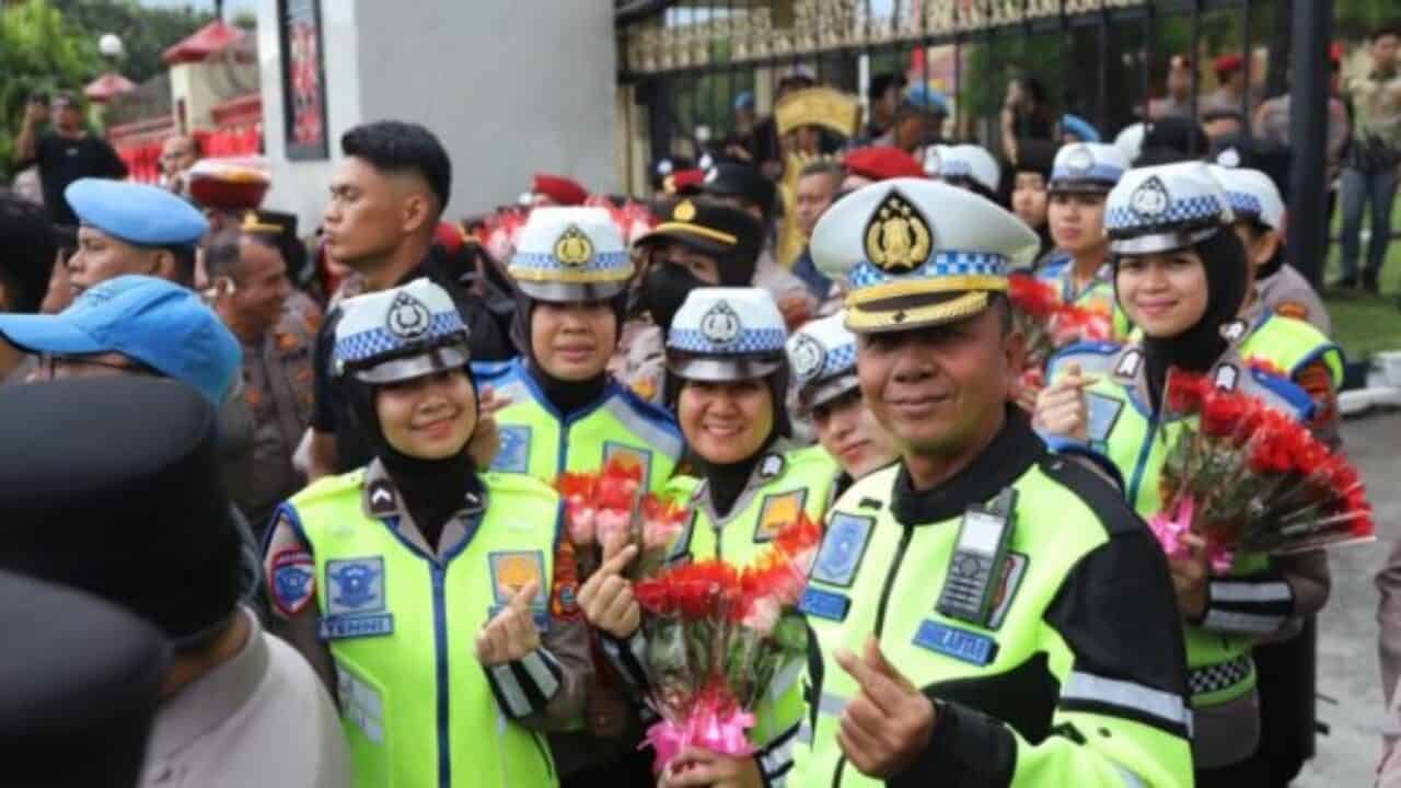 Polwan Polda Sumut Bawa Bunga di Aksi Solidaritas Ojol, Hari Jadi ke-77 Penuh Haru