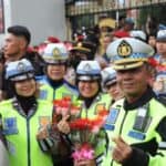 Polwan Polda Sumut membawa bunga dalam aksi solidaritas ojol di Medan