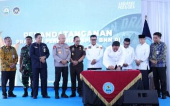Kepala BNN RI Komjen Pol Suyudi Ario Seto menandatangani peresmian Program Pemenuhan Gizi di Padarincang Banten