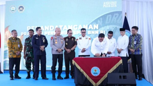 Kepala BNN RI Komjen Pol Suyudi Ario Seto menandatangani peresmian Program Pemenuhan Gizi di Padarincang Banten
