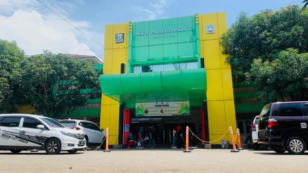 Dirut RSUD Palabuhanratu dr. Rika Mutiara Sukanda memberikan keterangan pers