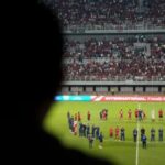 Suporter Timnas Indonesia memenuhi stadion dengan bendera merah putih di Jawa Timur