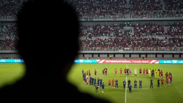 Suporter Timnas Indonesia memenuhi stadion dengan bendera merah putih di Jawa Timur
