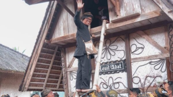 Gubernur Banten Andra Soni mengikuti prosesi Ngimahkeun Pare ka Leuit Adat pada Seren Taun Cisungsang 2025 di Lebak