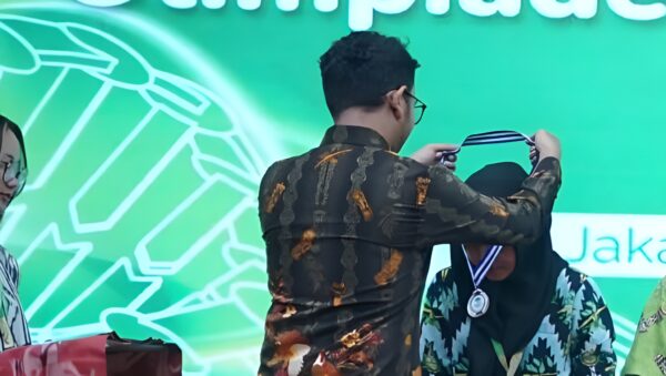Verlyzza Rianny Putri, siswi SMA Pulau Maya, meraih medali OGI 2025 tingkat nasional di Jakarta