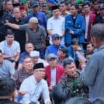 Mahasiswa Unila berunjuk rasa di depan Gedung DPRD Lampung membawa spanduk tuntutan