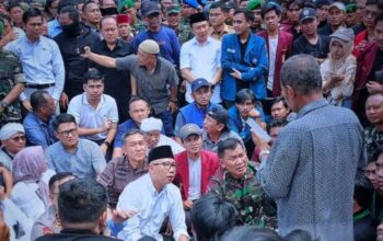 Mahasiswa Unila berunjuk rasa di depan Gedung DPRD Lampung membawa spanduk tuntutan