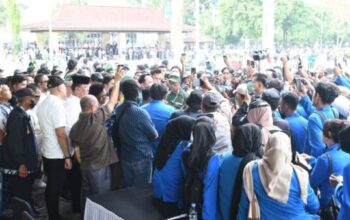 Aparat Kodam II Sriwijaya dan Polda Sumsel mengawal unjuk rasa damai di DPRD Sumsel