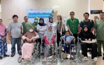 Yayasan Maria Monique Last Wish menyerahkan kursi roda di RS Kariadi dan RS Panti Wilasa Semarang