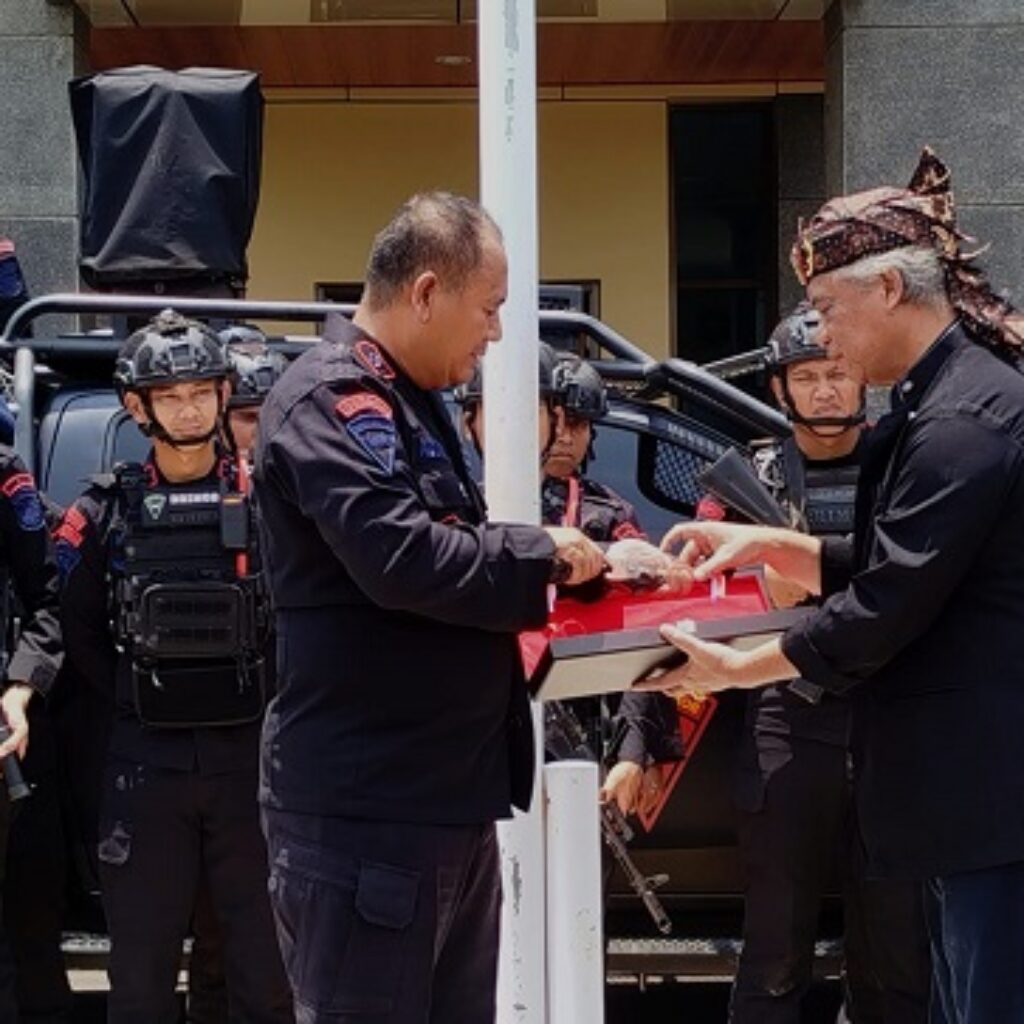 Silaturahmi ke Yon Brimob Srigunting Hitam Cineam, Abah Anton Anugerahkan Gelar Adiluhung Kisunda Utama