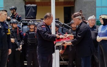 Abah Anton Anugerahkan Gelar Adiluhung Kisunda Utama
