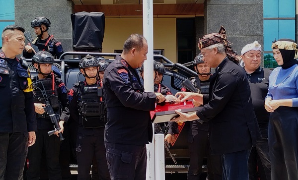 Abah Anton Anugerahkan Gelar Adiluhung Kisunda Utama