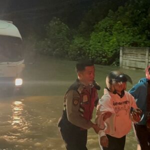 Sigap Bantu Warga Hadapi Banjir, Ditsamapta Polda Sumut Turun ke Lapangan Atur Lalu Lintas