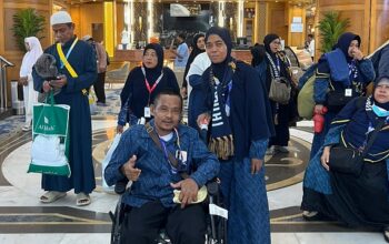 Kepulangan Ustadz Sandri Penerima Hadiah Umrah dari Kapolri Disambut Haru Warga