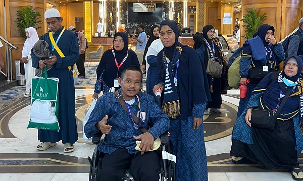 Kepulangan Ustadz Sandri Penerima Hadiah Umrah dari Kapolri Disambut Haru Warga