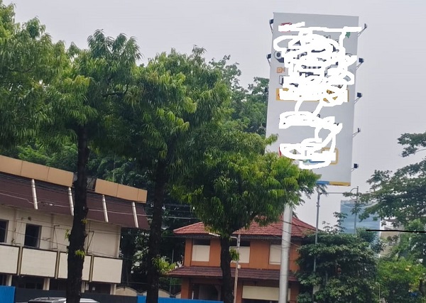 Papan Reklame Raksasa di Slipi Tuai Sorotan Publik