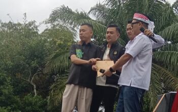 Ratusan Massa ALAO Geruduk Kejari dan DPRD Lampung Tengah