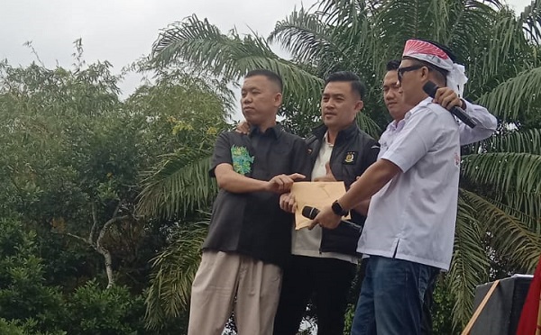 Ratusan Massa ALAO Geruduk Kejari dan DPRD Lampung Tengah