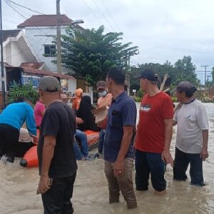 Respons Cepat Call Center 110, Polsek Patumbak Tangani Banjir di Medan Amplas