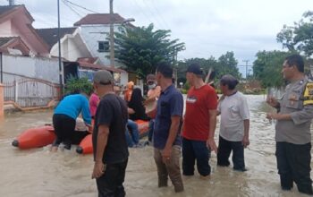 Polsek Patumbak Tangani Banjir di Medan Amplas