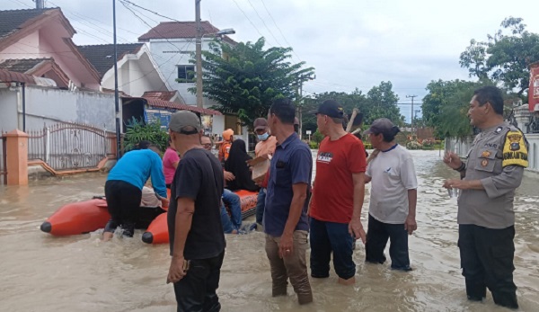 Polsek Patumbak Tangani Banjir di Medan Amplas