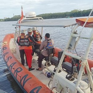Satpolairud dan Basarnas Ketapang Selamatkan ABK Kapal Tenggelam di Perairan Muara Laut