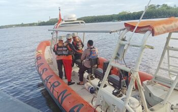 Satpolairud dan Basarnas Ketapang Selamatkan ABK Kapal Tenggelam di Perairan Muara Laut