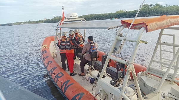 Satpolairud dan Basarnas Ketapang Selamatkan ABK Kapal Tenggelam di Perairan Muara Laut