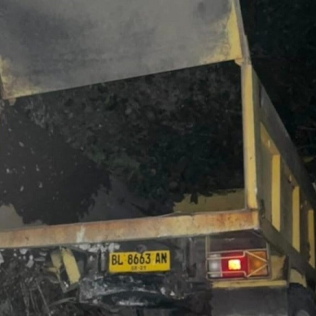 Truk Pasir Terbalik di Tanjakan Balohan Sabang, Warga Duga Kelebihan Muatan dan Pertanyakan Izin Galian C