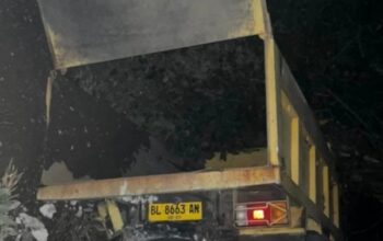Truk Pasir Terbalik di Tanjakan Balohan Sabang, Warga Duga Kelebihan Muatan dan Pertanyakan Izin Galian C