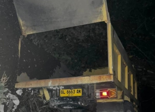 Truk Pasir Terbalik di Tanjakan Balohan Sabang, Warga Duga Kelebihan Muatan dan Pertanyakan Izin Galian C