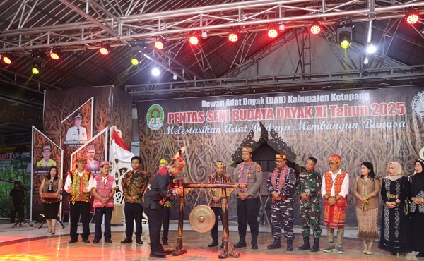 Wakapolres Ketapang Dukung Pelestarian Budaya Dayak pada Penutupan Pentas Seni ke-11