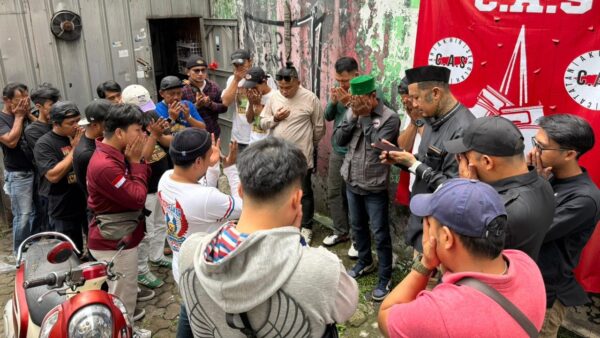 Alumni STM Bogor membagikan makanan gratis untuk warga dan pelajar di Taman Kreasi Bogor Barat