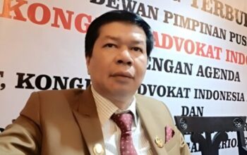 Ilustrasi palu hakim yang menggambarkan asas ne bis in idem dalam hukum Indonesia