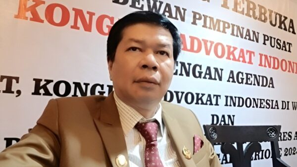 Ilustrasi palu hakim yang menggambarkan asas ne bis in idem dalam hukum Indonesia