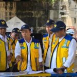 Petugas Kementerian Pekerjaan Umum mengoperasikan pompa air besar untuk mengatasi banjir di Semarang.