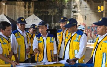 Petugas Kementerian Pekerjaan Umum mengoperasikan pompa air besar untuk mengatasi banjir di Semarang.
