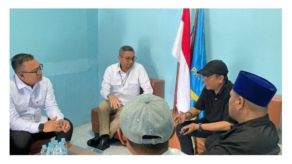 Jajaran Bank Banten dan PWI Banten berfoto bersama saat kunjungan silaturahmi di Serang.