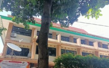 Warga lansia menunggu pelayanan bantuan sosial di Kelurahan Cengkareng Barat, Jakarta Barat.