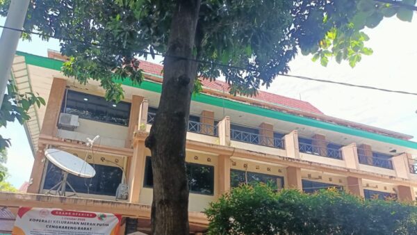 Warga lansia menunggu pelayanan bantuan sosial di Kelurahan Cengkareng Barat, Jakarta Barat.