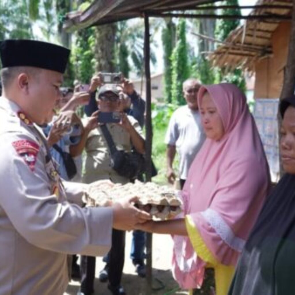Kapolres Labusel dan Wakil Bupati Bedah Rumah Janda Dua Anak, Warga Terharu Hingga Menangis