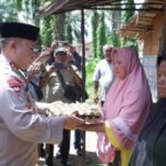 Kapolres Labusel dan Wakil Bupati menyerahkan bantuan bedah rumah kepada warga Kotapinang