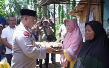 Kapolres Labusel dan Wakil Bupati menyerahkan bantuan bedah rumah kepada warga Kotapinang