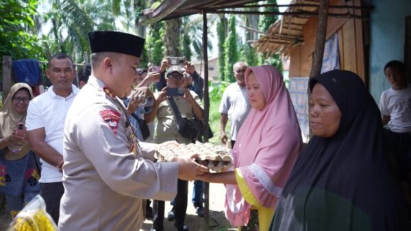 Kapolres Labusel dan Wakil Bupati menyerahkan bantuan bedah rumah kepada warga Kotapinang