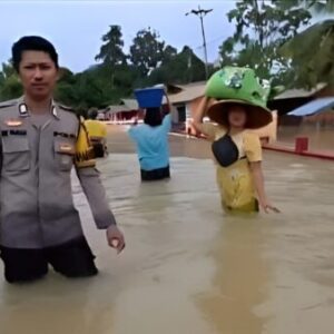Bhabinkamtibmas Marau Sigap Bantu Warga Terdampak Banjir di Ketapang
