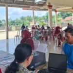 Petugas BPJS Kesehatan memberikan layanan keliling kepada warga Tulang Bawang