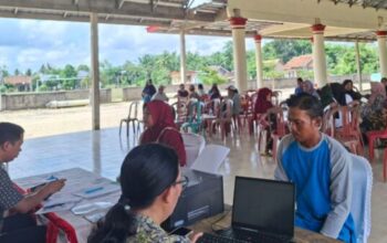 Petugas BPJS Kesehatan memberikan layanan keliling kepada warga Tulang Bawang