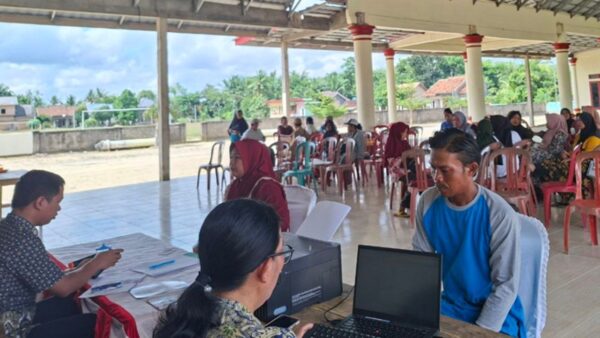 Petugas BPJS Kesehatan memberikan layanan keliling kepada warga Tulang Bawang